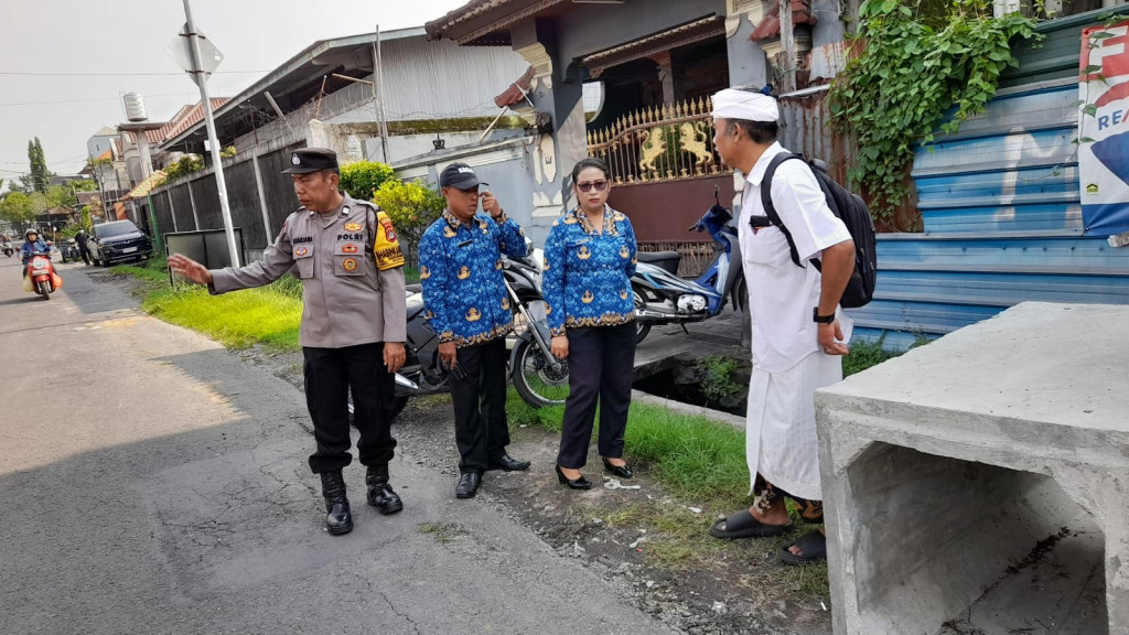 Sekretaris Lurah dan Kasi Pembangunan Lakukan Peninjauan Pembuatan Sodetan di Jalan Muding Indah V oleh Bidang Bina Marga Dinas PUPR